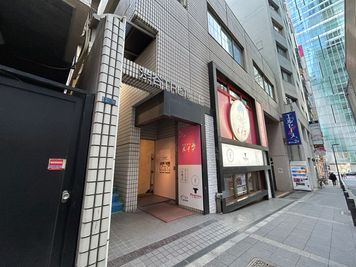 【ビル入口は左側にあります。階段を上ると1階のエレベーターがございます。】 - TIME SHARING 渋谷東口 渋谷TRビル 2Fの外観の写真
