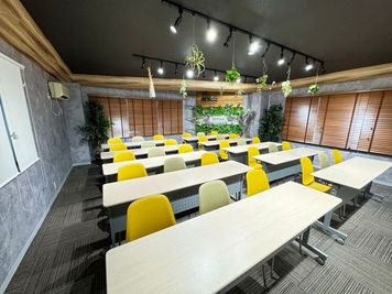 ＼ホワイトボード2台あり／駅徒歩1分/55型モニター・プロジェクター無料/42人収容/当日予約可 - お気軽会議室新大阪grove