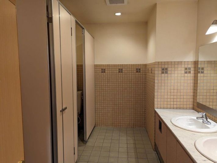 《9～10名用》カラオケルーム【サイズL】 - カラオケバナナクラブ＆ビッグエコー 三木店