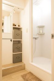 広々としたシャワールーム（シャンプー等無料完備） - 好アクセス◎広々個室　レンタルサロン Rental Salon  Bjの室内の写真