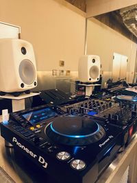 プロフェッショナルなDJ機材、モニター、PAミキサーを完備。 - ワンクロ中目黒スタジオ レンタルスタジオ 多目的スペース 中目黒駅前の設備の写真