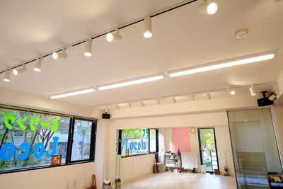 天井のスポット照明は調光可能です。 - スタジオLocola レンタルスタジオLocola の室内の写真