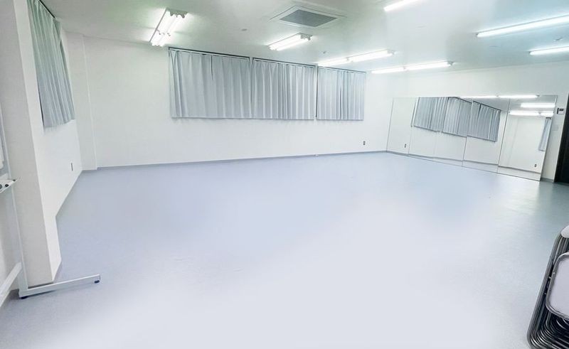 スタジオ内部①床はフロアマット - duobus studio｜デュオバススタジオの室内の写真