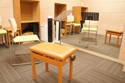 高さ調整が可能なベンチ型ピアノ椅子もご用意しています。 - はいから個室スタジオ　大森店 Bスタジオ／個人レッスン専用の個室～楽器・ダンス・バレエ・ヨガの設備の写真