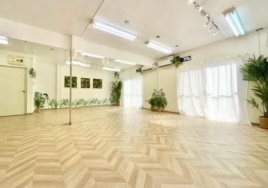 床はクッションフロア（2.8mm厚）。衝撃をやわらげ、激しい動きにも強い床です - studio green 御茶ノ水の室内の写真