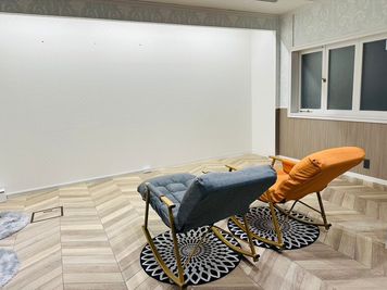 ロッキングチェア　現在は周りにソファと、プロジェクターがあります。 - レンタルスペース「If」 多目的スペース　レンタルスペース「If」の室内の写真