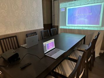 プロジェクター　（暗い時間から利用推奨の小さいプロジェクターもあります。） - レンタルスペース「If」 多目的スペース　レンタルスペース「If」の室内の写真