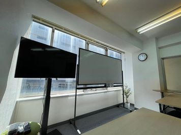 43インチの大型モニターと、ホワイトボード。 - セミナールーム「ワンステップ」 セミナー・自習室「ワンステップ」の室内の写真