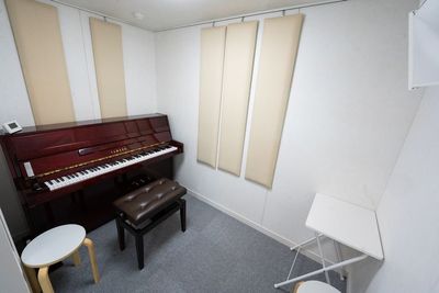 大人3名様まで使用可能！
机・丸椅子・ピアノ椅子は無料です。 - 音楽教室GUPPA!世田谷スタジオ レンタルスタジオの室内の写真