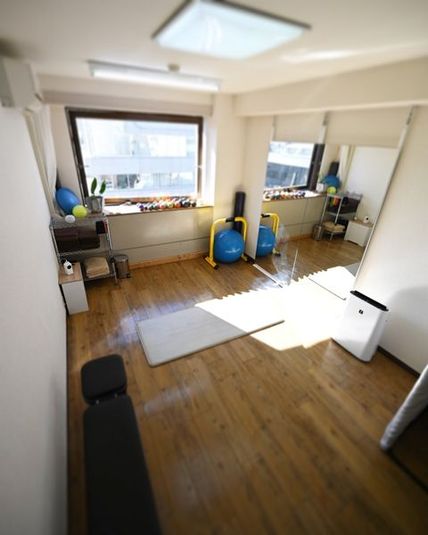 明るく清潔な貸切ジム｜ヨガ・ダンス練習・動画撮影にも最適 - スタジオ　アット