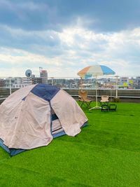 テントを張ってのミニキャンプ気分も味わえます！ - KAKEHASHI　ビル 久留米中心部！ビル４階の屋上レンタルスペースの室内の写真