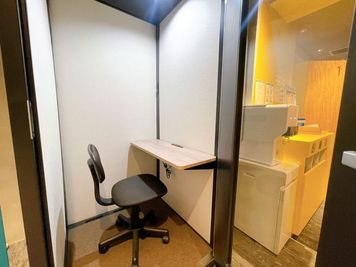 いいオフィス津田沼 by MACHI DESK web会議BOX（１名用完全個室）の室内の写真
