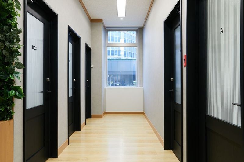 【土日がお得】窓付広々空間の1人用完全個室「R01」　 - WAW品川インターシティフロント