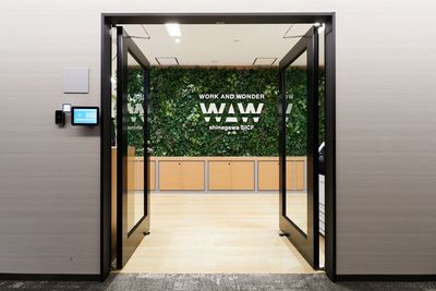 電気錠管理のため、セキュリティは抜群 - WAW品川インターシティフロント 【土日がお得】窓付広々空間の1人用完全個室「R01」　の入口の写真