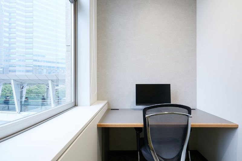 【土日がお得】窓付広々空間の1人用完全個室「R01」　 - WAW品川インターシティフロント