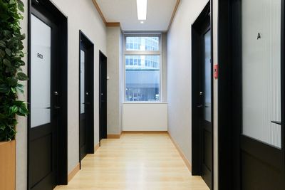 共用部も明るく開放的です - WAW品川インターシティフロント 【駅近】窓付の広々空間1人用完全個室「R05」の室内の写真