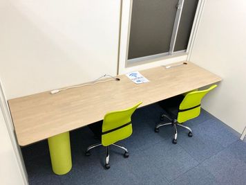 二人同時に作業できるブースです。おひとりで資料を広げて作業したい場合にも活用できます。 - SOHO BOX 北浜 ブースの室内の写真