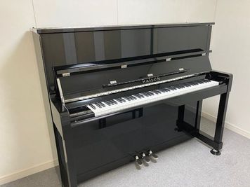 鍵盤幅が細い分、低音側の拍子木が幅広になっています。 - 東京ストレットピアノ-細幅鍵盤ピアノスタジオ　 スタジオＡの室内の写真