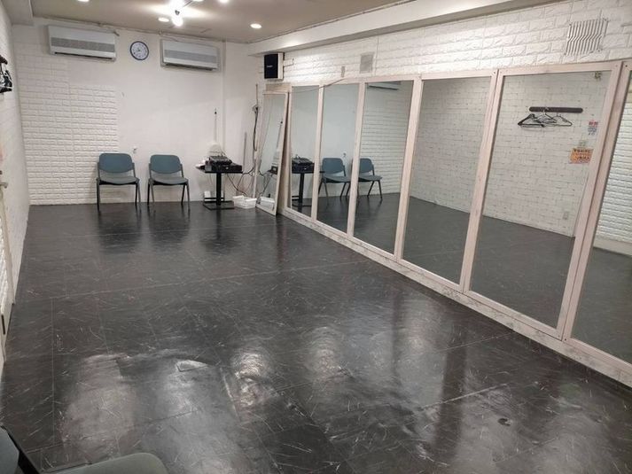 全面鏡張りで複数人でもダンス練習が可能です - LANDダンススタジオ ダンス練習に最適なレンタルスタジオの室内の写真