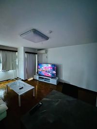 【遮光カーテン】日中でも日差しを遮り、テレビやプロジェクターをお楽しみ頂けます。 - shiro町田 町田駅で人気なレンタルスペース【shiro町田】の室内の写真