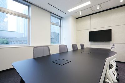 【4000円/時間】ホワイトボード壁面が特徴的でモニター・WEBカメラ完備の窓付の会議室B（定員8名〜最大12名利用可能） - WAW品川インターシティフロント