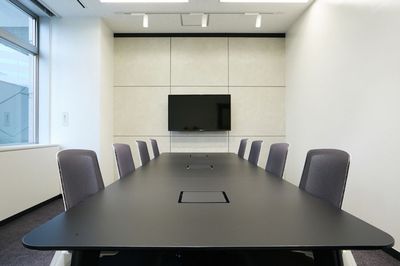 少人数で利用できる、雰囲気の異なる複数の会議室をご用意。商談や採用面談、複数人でのオンラインミーティングなど、シーンに合わせてご利用いただけます。 - WAW品川インターシティフロント 【4000円/時間】窓付きで開放感がある8名用「会議室B」の室内の写真
