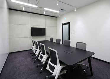 【4000円/時間】JR品川駅港南口徒歩２分　ホワイトボードの壁が特徴的な会議室A（定員8名〜最大12名収容可能） - WAW品川インターシティフロント