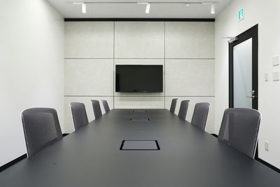 モニターやWEBカメラ完備。左側の壁が全面ホワイトボードの8名様用会議室は研修やディスカッションに最適 - WAW品川インターシティフロント 【4000円/時間】壁面がホワイトボード仕様　8名用「会議室A」の室内の写真