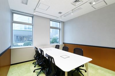 モニターやWEBカメラ・マイク、ホワイトボード完備の６名様用会議室。 - WAW品川インターシティフロント 【3500円/時間】 利用率No.1　6名用「会議室C」の室内の写真