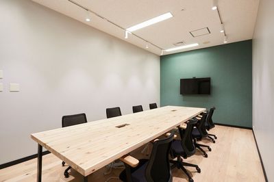 【4000円/時間】品川駅港南口徒歩２分ペデストリアンデッキ直結の木の温もりを体感できる８名様用 「会議室D」 - WAW品川インターシティフロント