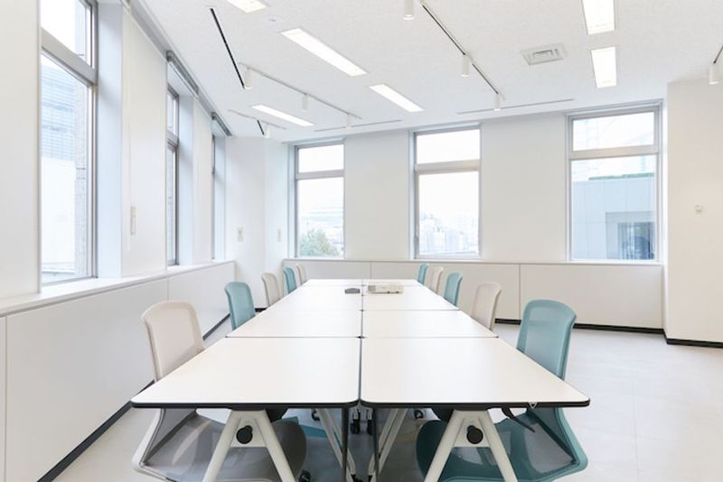 【土日祝がお得】18名着座可能なレンタルルーム - WAW品川インターシティフロント