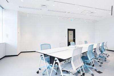 天井が高く2面採光の明るいお部屋です。自然光が入り、床・壁がシンプルなので撮影にも活用できます。 - WAW品川インターシティフロント 【5000円/時間】18名着座可能なレンタルルームの室内の写真