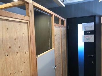 神戸駅前コワーキングスペース Suki_ma（スキマ） 【R-４】１名_鍵付き個室ブース_神戸駅前スキマの室内の写真