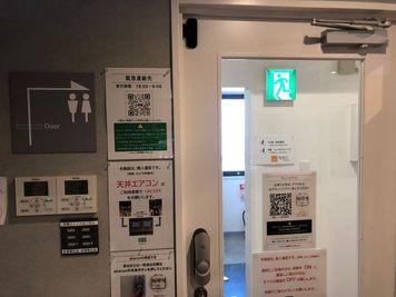 神戸駅前コワーキングスペース Suki_ma（スキマ） １名_鍵付き半個室ブース_神戸駅前スキマ【R-４】の入口の写真