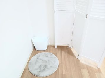 パーテーションを利用した着替えスペース - 初台駅徒歩3分のレンタルサロン「ユーサロン初台」 ユーサロン初台｜セラピストの練習・研修 ・パーソナルカラー診断の設備の写真