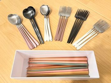 スプーン、フォーク、箸　各15 - 【曽根崎】東梅田4分✨デート💖誕生日会🎂推し活💖 2SN 東梅田4分💖誕生日会•推し活•デートの室内の写真