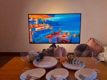 電気を消してテレビ裏のリングライトをつければ、ぐっとムードある雰囲気に💕 - レンタルスペース　えり松りうむ レンタルスペースえり松りうむ　梅田の室内の写真