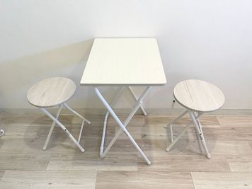 ・カウンセリング机1台
・カウンセリング椅子2脚 - STUDIOFLAG横浜4号店 STUDIOFLAG横浜4号店/マシンピラティスレンタルスタジオの室内の写真