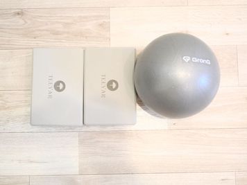 ・ヨガブロック2つ
・ヨガボール - STUDIOFLAG横浜4号店 STUDIOFLAG横浜4号店/マシンピラティスレンタルスタジオの室内の写真