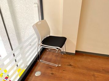 予備の椅子2脚があるので、合計10人ｍで着席できます。 - 高知市帯屋町 オビヤギルド 帯屋町商店街の中心にある会議室の設備の写真