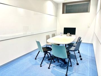 壁両面にホワイトボードがございます - Komatsu 九「CO-WORKING AREA」 【2023年9月オープン！小松駅直結！】ミーティングルーム3の室内の写真