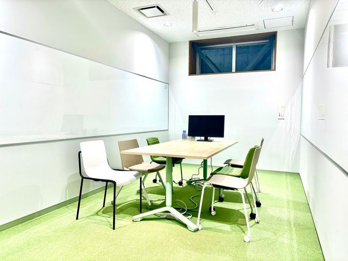 壁両面にホワイトボードが設置されております。 - Komatsu 九「CO-WORKING AREA」 ☆小松駅直結の貸し会議室☆Zoom会議にも/ミーティングルーム2の室内の写真