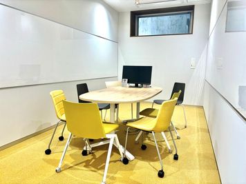 壁両面にホワイトボードが設置されております。 - Komatsu 九「CO-WORKING AREA」 【小松駅改札徒歩1分！】ミーティングルーム1の室内の写真