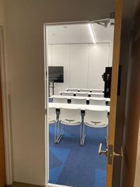 入口ドアを開けたとこです - On your marks(オンユアマークス) 会議室Bの入口の写真