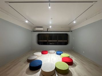 ブリヤート403 シャワーや洗濯機付きのフリースペースの室内の写真