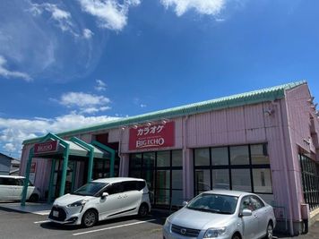 カラオケビッグエコー 坂出店 《9～10名用》カラオケルーム【サイズL】の室内の写真
