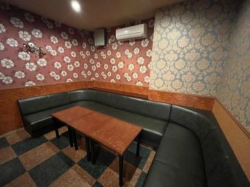 カラオケビッグエコー 坂出店 《9～10名用》カラオケルーム【サイズL】の室内の写真