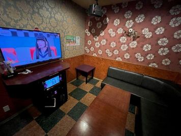 カラオケビッグエコー 坂出店 《9～10名用》カラオケルーム【サイズL】の室内の写真