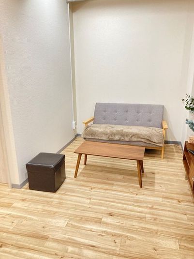 ・清潔感あふれる空間でゆっくり施術できます！※ソファー上のタオルは含ませません。 - minoriba_姫路駅前町店 レンタルサロン　スペース3の室内の写真