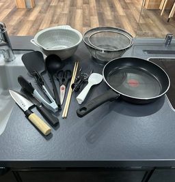 調理器具も多数揃えております - 親子サロンLaPark江坂2号店 キッチン付きレンタルスペースの設備の写真